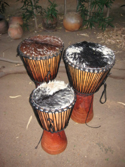 03 Les Trois Djembes Prets A Secher